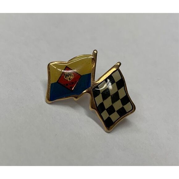 Vintage Boy Scout Pinewood Derby Gold Tone Enamel Racing Flag Lapel Pin - Picture 1 of 4